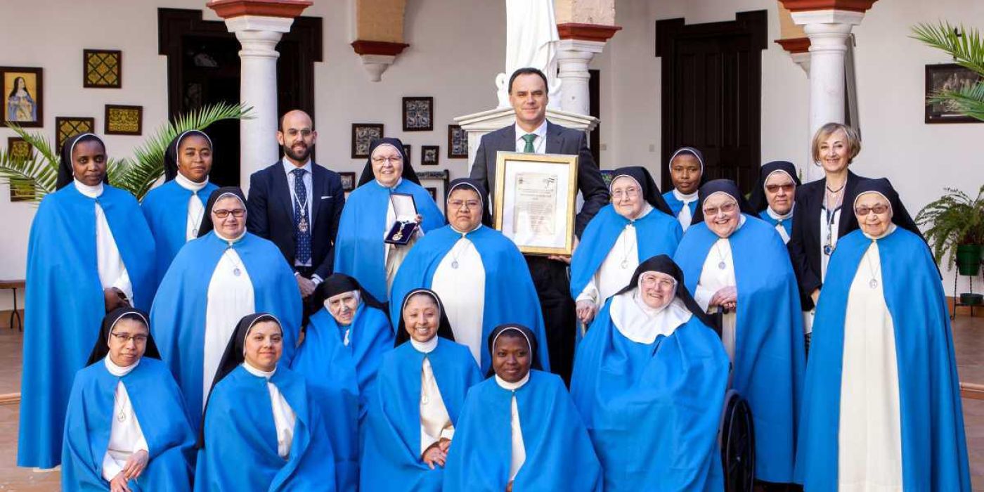 La ciudad de Lebrija otorga la medalla de oro a las Monjas concepcionistas y a las Hermanas de la Cruz
