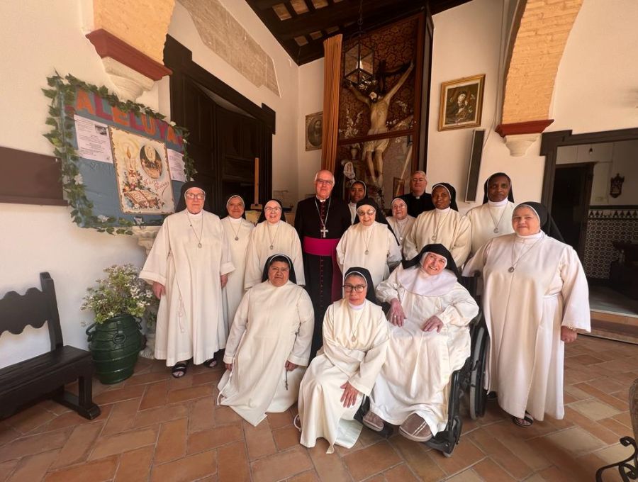 VISITA DEL ARZOBISPO DE SEVILLA A LA COMUNIDAD DE LEBRIJA